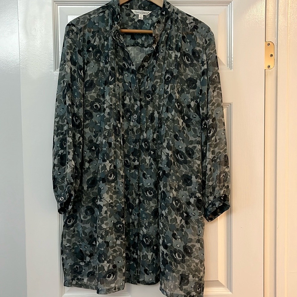 TravelSmith black and shade of green 3/4 sleeve button-front tunic. Size L